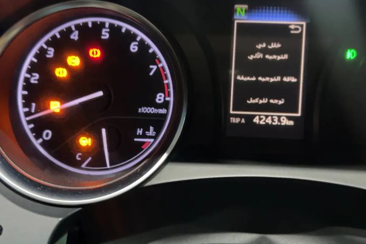 بعد ترصيص أرضي: «خلل في التوجيه الآلي، طاقة التوجيه ضعيفة»، والطارة صارت ثقيلة، والبنشري قال لصاحبها إنها تروح مع المشي.