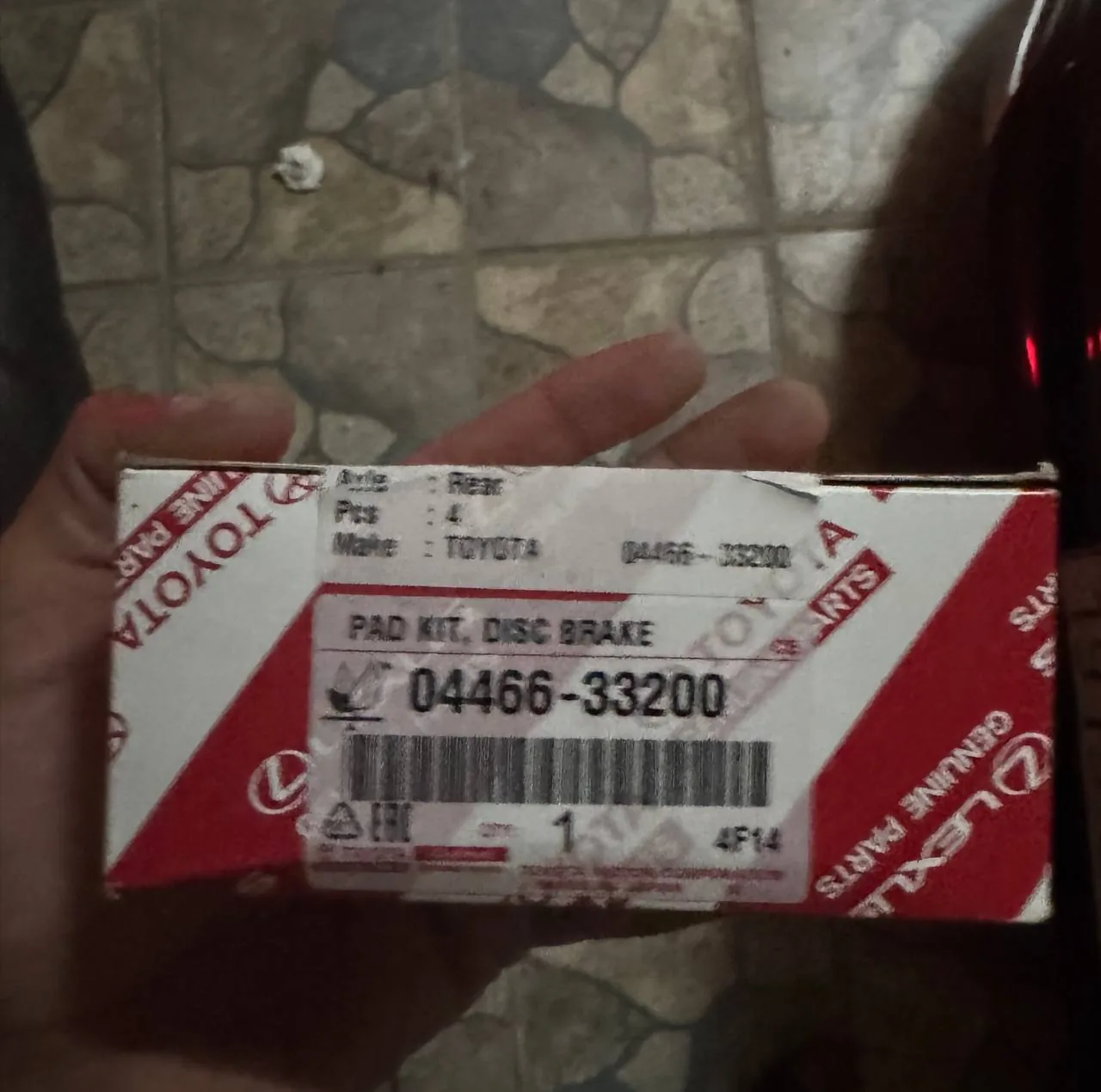 علبة فحمات خلفية تويوتا رقم 04466-33200 في يد صاحبها