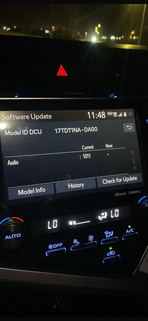 صفحة Software Update في شاشة كامري تعرض Model ID DCU 17TDT1NA-DA00 وإصدار الصوت 1011