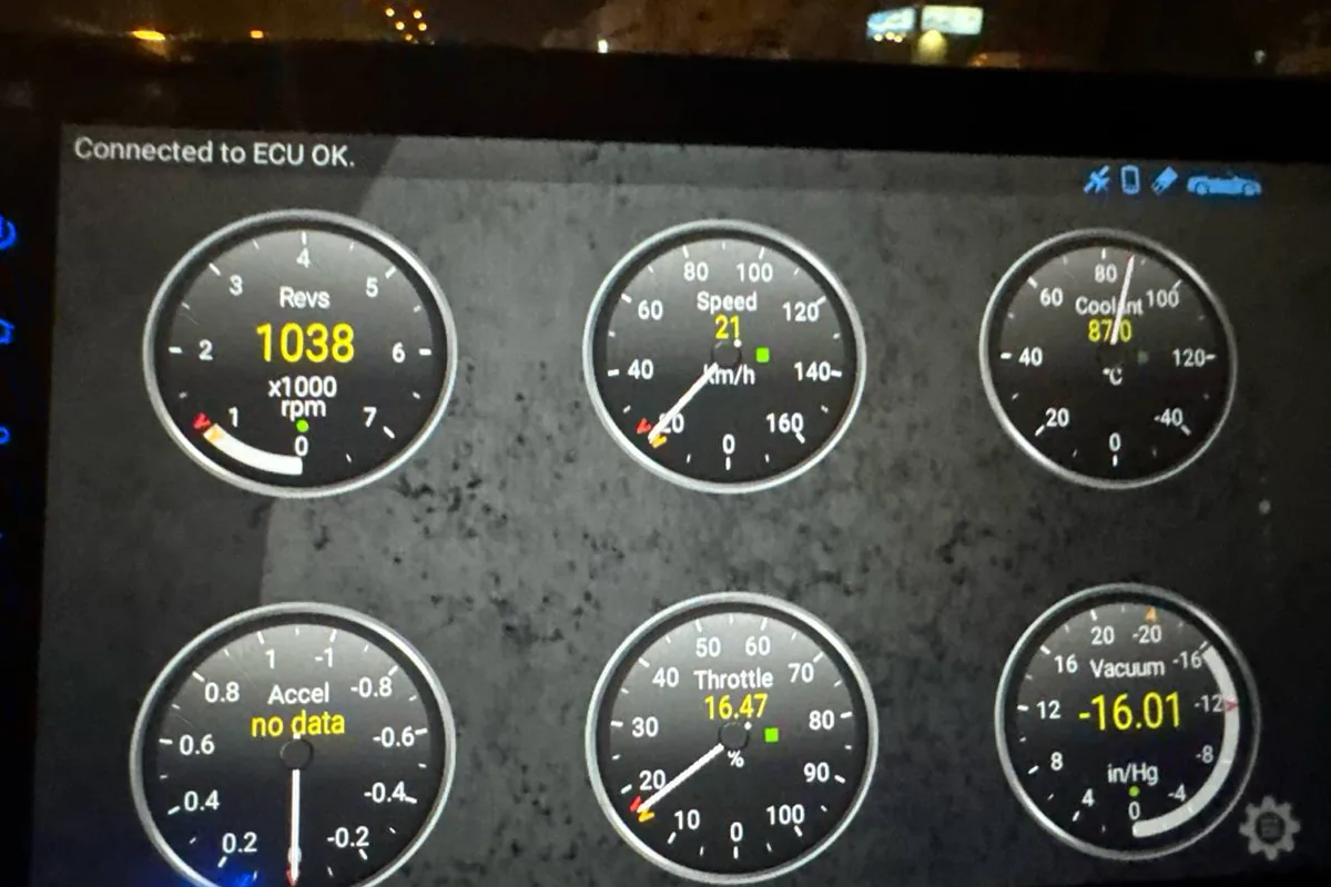 شاشة تطبيق قراءة OBD فيها ست ساعات: الدورات 1038 والسرعة 21 وحرارة الماء وفتحة البوابة والضغط
