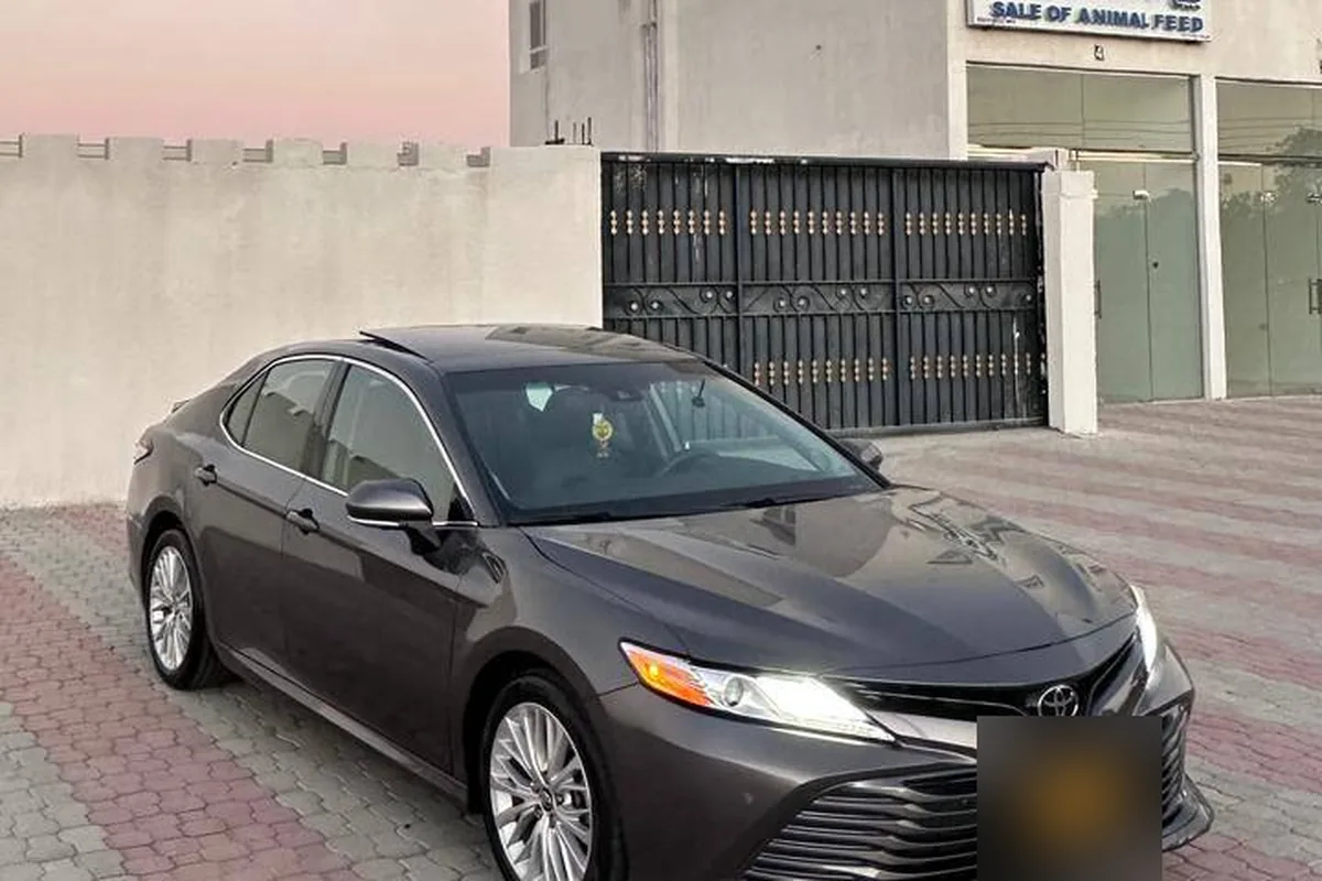 كامري من الجيل 2018–2024 بلون غامق. كان صاحبها يبحث عن اللؤلؤي ولم يجده، وردّ عليه أحد الملاك بأن اللون الغامق متعب في الغسيل ويبين فيه أقل غبار ويمسك الحرارة
