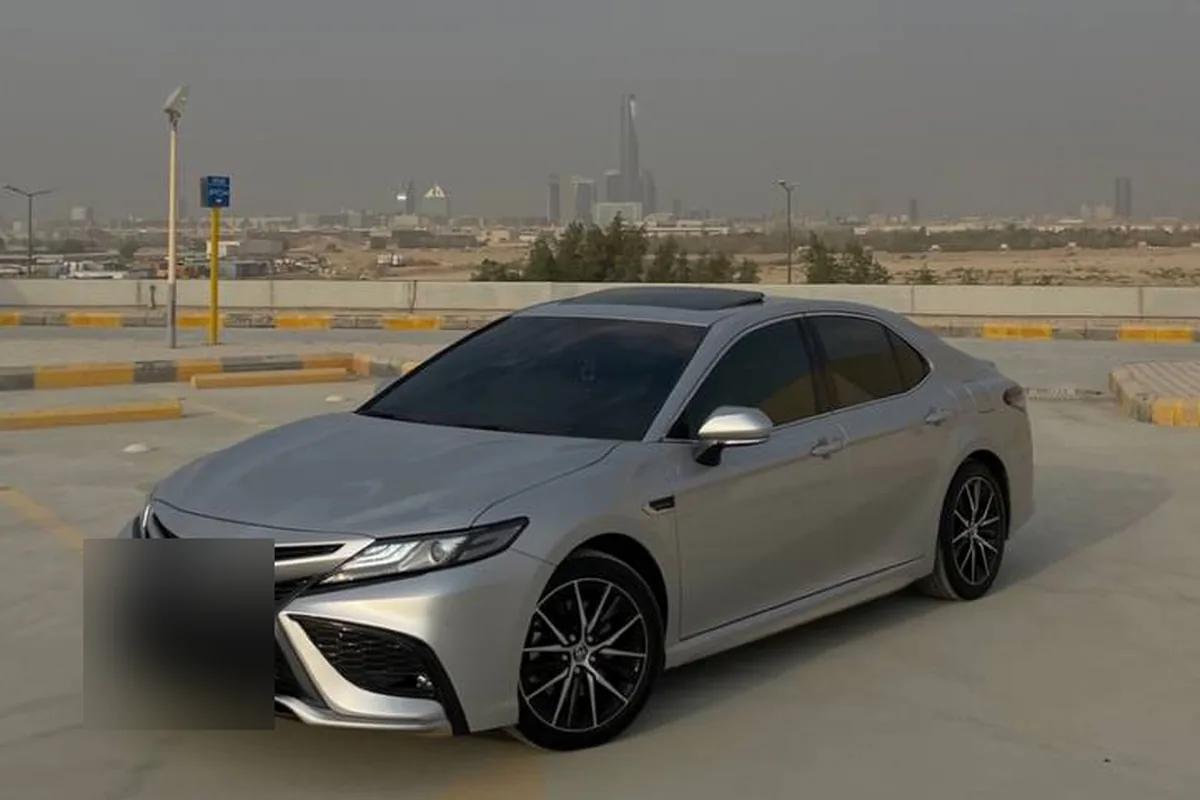 SE فضية من الجيل 2018–2024. صاحبها يرى الفضي جميلاً، وعيبه عنده نقاط سوداء من الحصى إذا لم تركّب حماية للواجهة