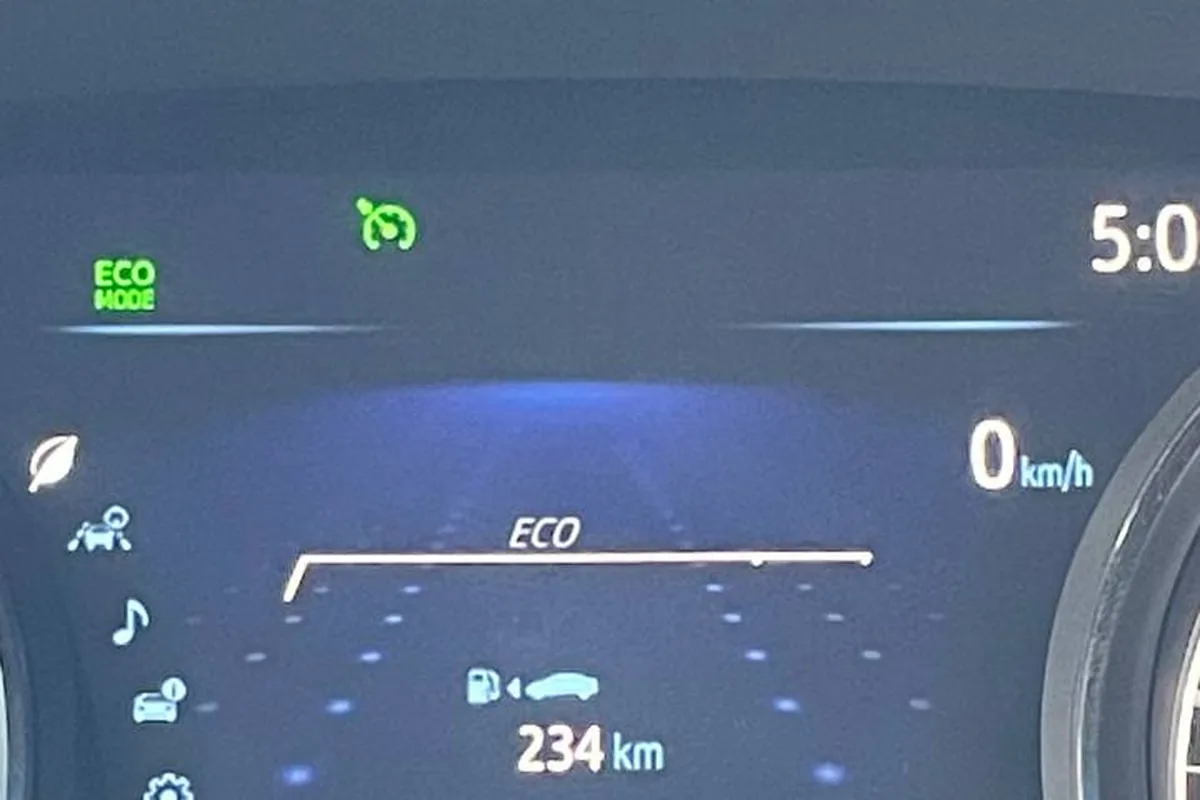 في الطبلون الرقمي يظهر وضع الإيكو المفعّل بعلامة ECO MODE خضراء في الزاوية اليسرى، وهي غير كلمة ECO التي فوق مؤشر الدعسة.