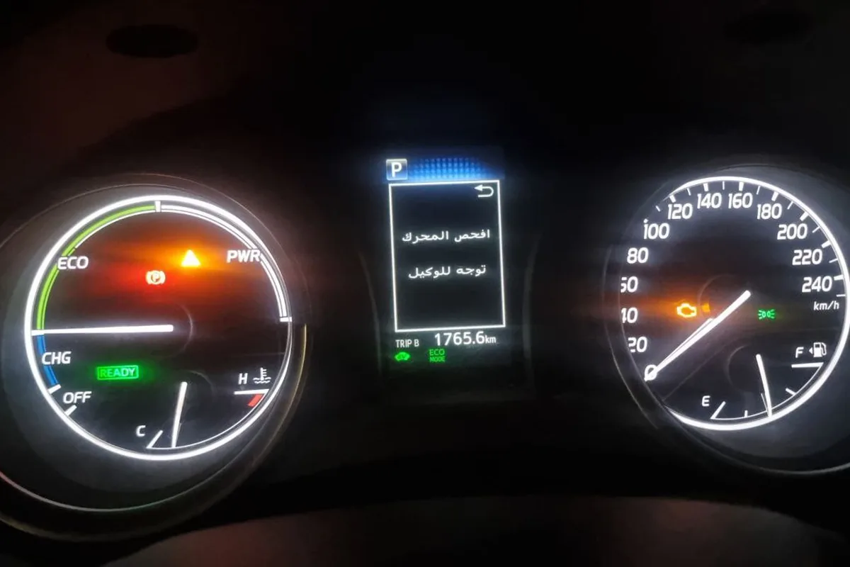 عداد كامري هايبرد بمؤشر ECO وPWR وCHG ولمبة المكينة ورسالة افحص المحرك توجه للوكيل