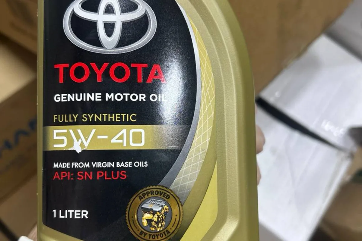 زيت تويوتا 5W-40 تخليقي SN PLUS: صاحبه سأل عنه وهو يتحول من زيت 20W-50 على سيارة ماشية 190 ألفاً.