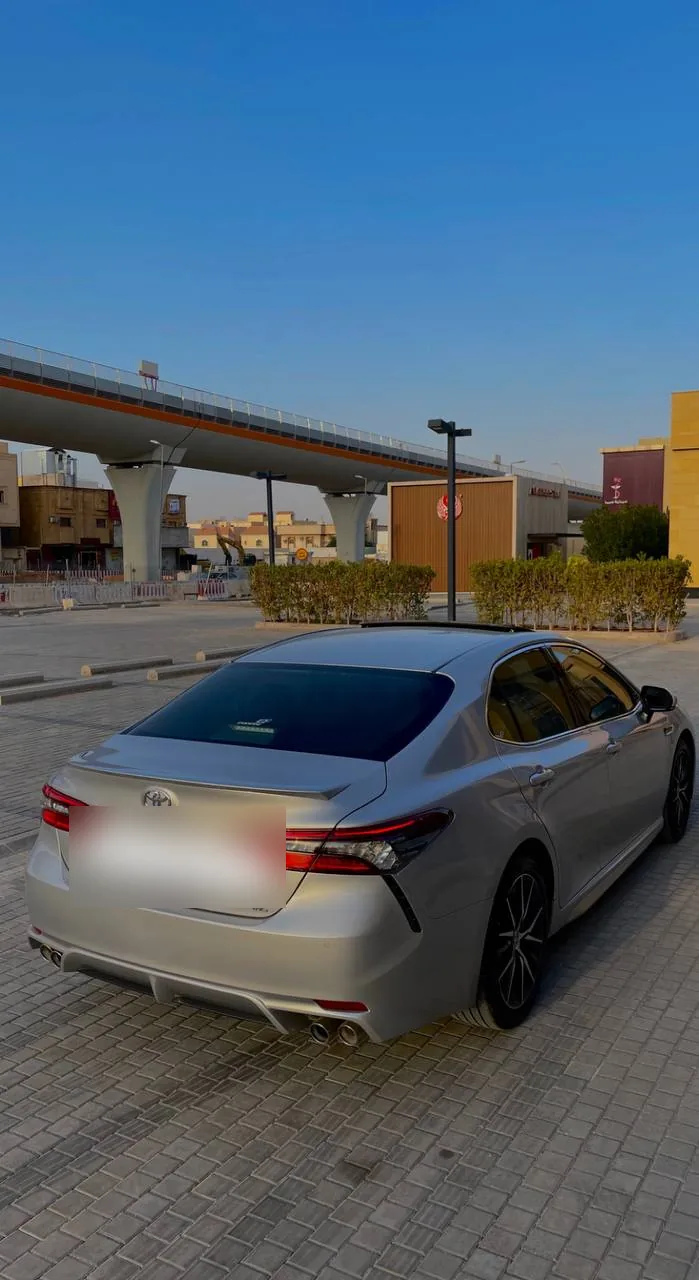 كامري SE V6 فضية من الخلف ويظهر مخرجا الشكمان تحت الصدام