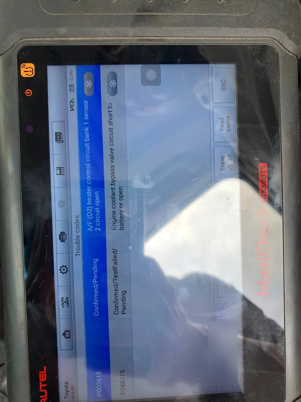 شاشة جهاز فحص عليها كود حساس الأكسجين السفلي وكود بلف التبريد لكامري