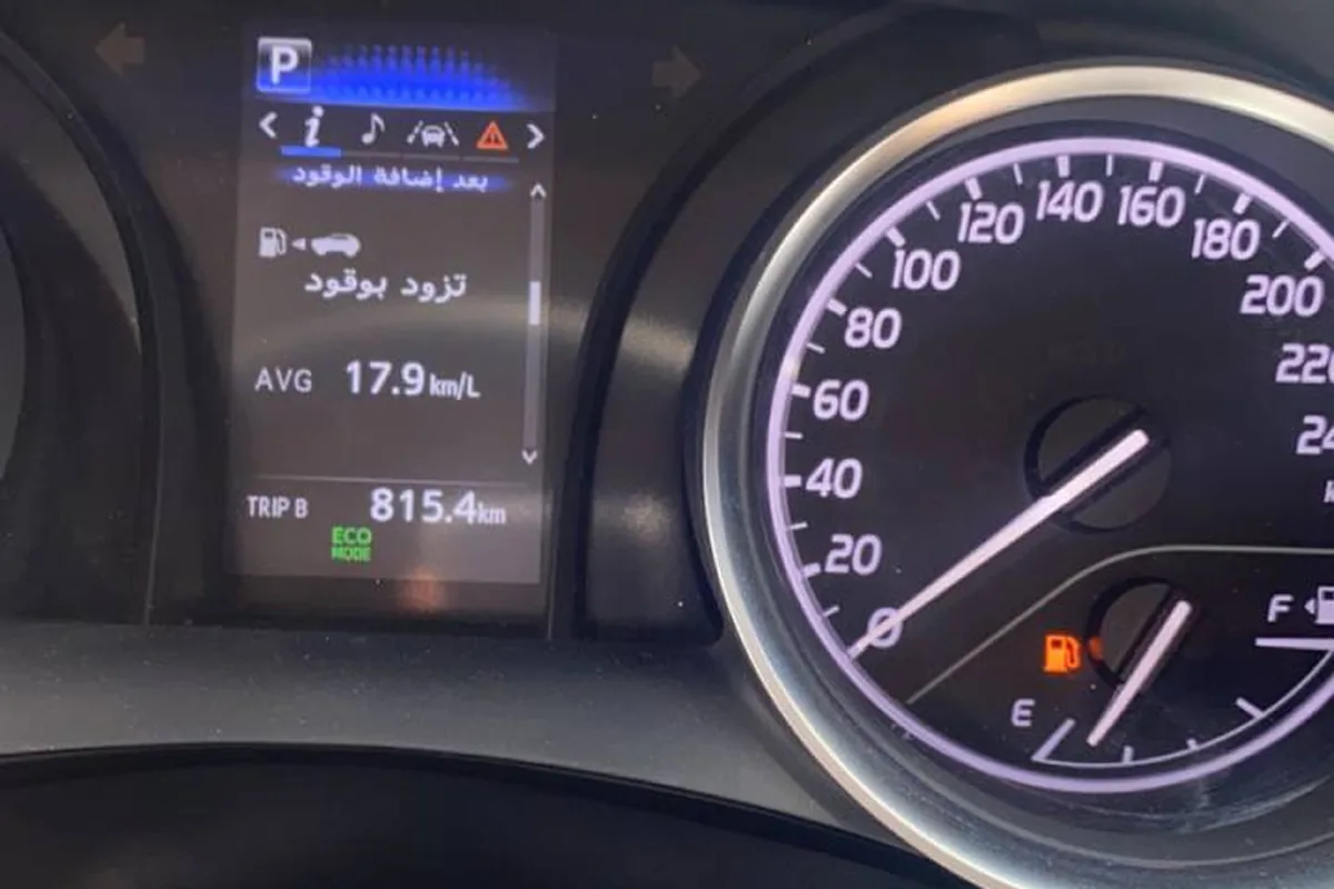 اللقطة الأولى من مقارنة أحد الملاك: 815.4 كيلو على عداد الرحلة بمعدل 17.9 كيلو للتر، ورسالة «تزود بوقود».