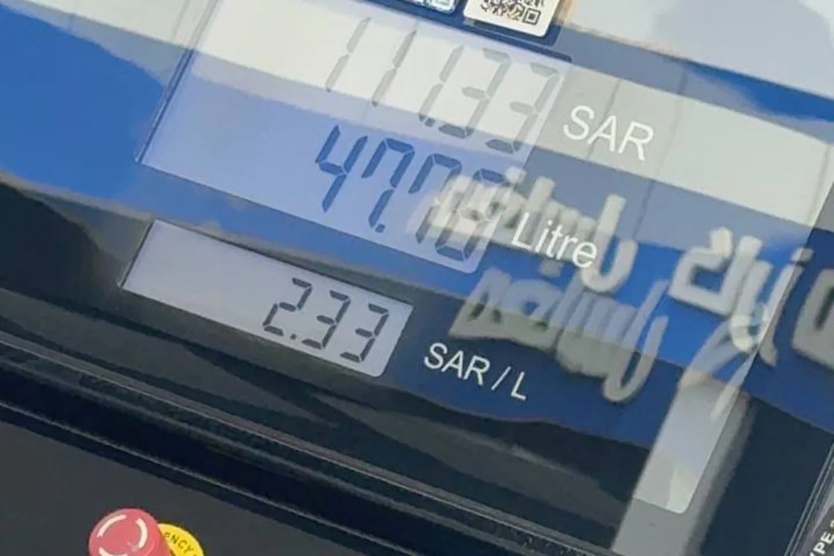 تعبئة كامري 2025 بنزين بالأحمر في أغسطس 2026: 47.78 لتراً بـ111.33 ريالاً، واللتر 2.33. قبلها كان العداد يقدّر 42 كيلو متبقية.