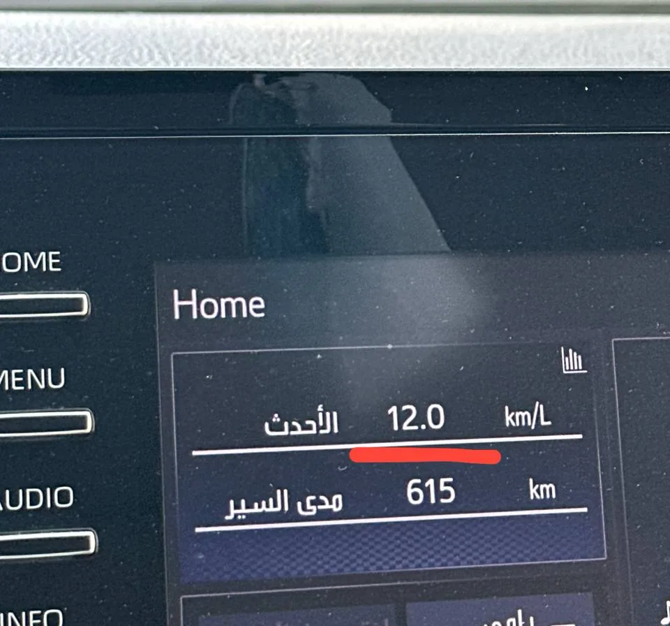 شاشة كامري تعرض الأحدث 12.0 كم/لتر ومدى السير 615 كم