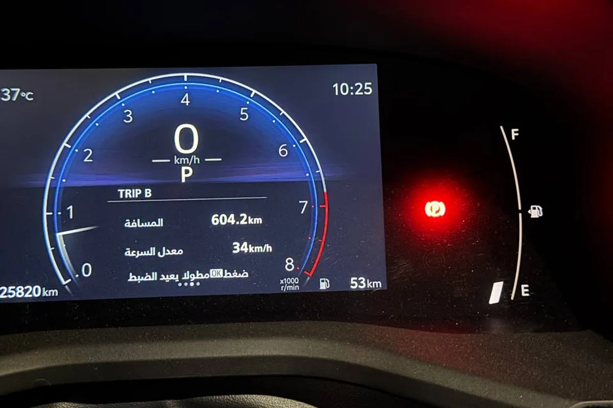 عداد كامري من الجيل الجديد: 604.2 كيلو على عداد الرحلة وباقي 53 كيلو. صاحبها يقول إن دعسته هادئة ولم تتجاوز الدورات 2000.