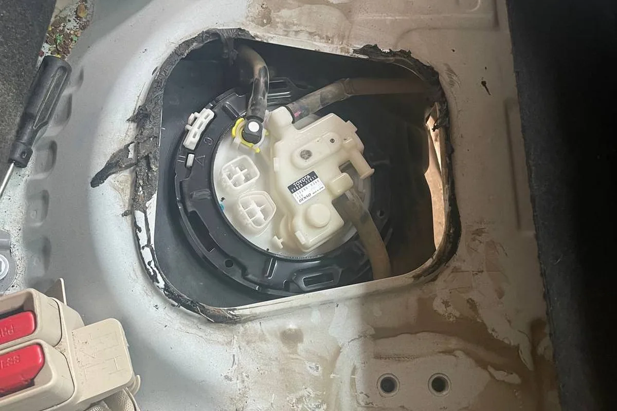 فتحة طرمبة البنزين تحت المقعد الخلفي بعد رفعه، وعلى غطاء الطرمبة ملصق تويوتا ودينسو. صاحب الصورة ينصح بتغيير الصفاية كل 100 ألف مع تنظيف البخاخات.