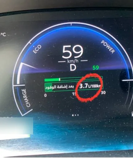 عداد كامري هايبرد الجديدة يظهر متوسط استهلاك 3.7 لتر لكل 100 كيلو داخل دائرة حمراء