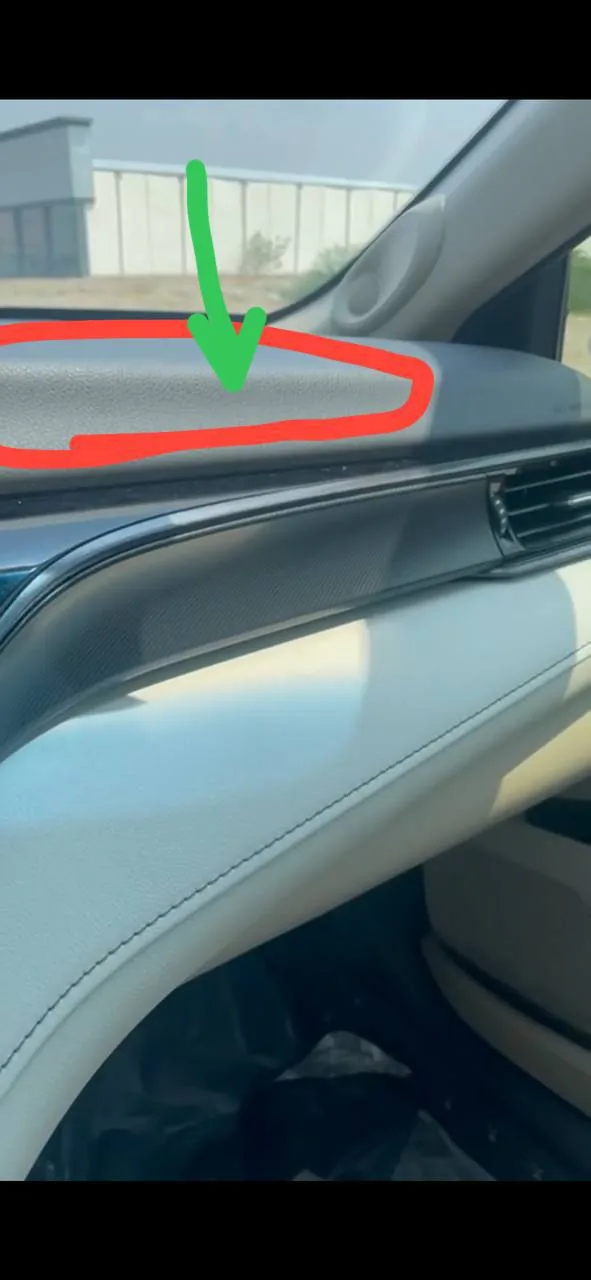 الطبلون فوق درج الراكب في كامري وعليه خط أحمر وسهم أخضر