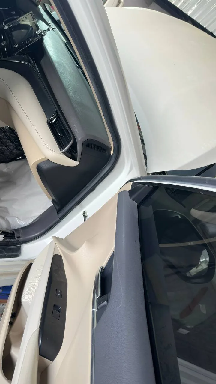 باب كامري GLE مفتوح وطبلون بلون بيج وأسود بعد تركيب قطع من التشليح