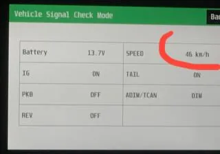شاشة Vehicle Signal Check Mode في الشاشة الوسطية لكامري تعرض SPEED 46 km/h والبطارية 13.7V