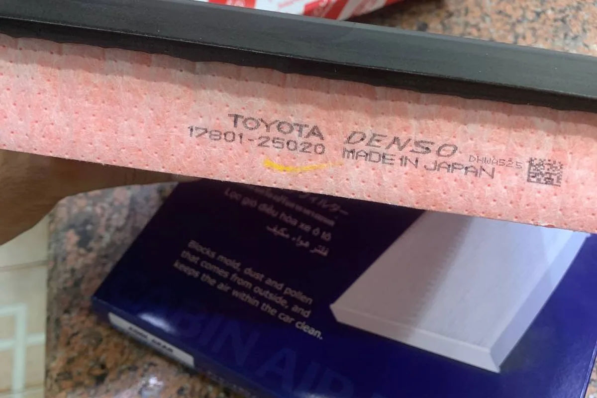 الفلتر نفسه من الداخل: مطبوع عليه TOYOTA DENSO 17801-25020 وصنع في اليابان. صاحبه يقول إن آخر تسعيرة وكالة كانت 110 ريالات.