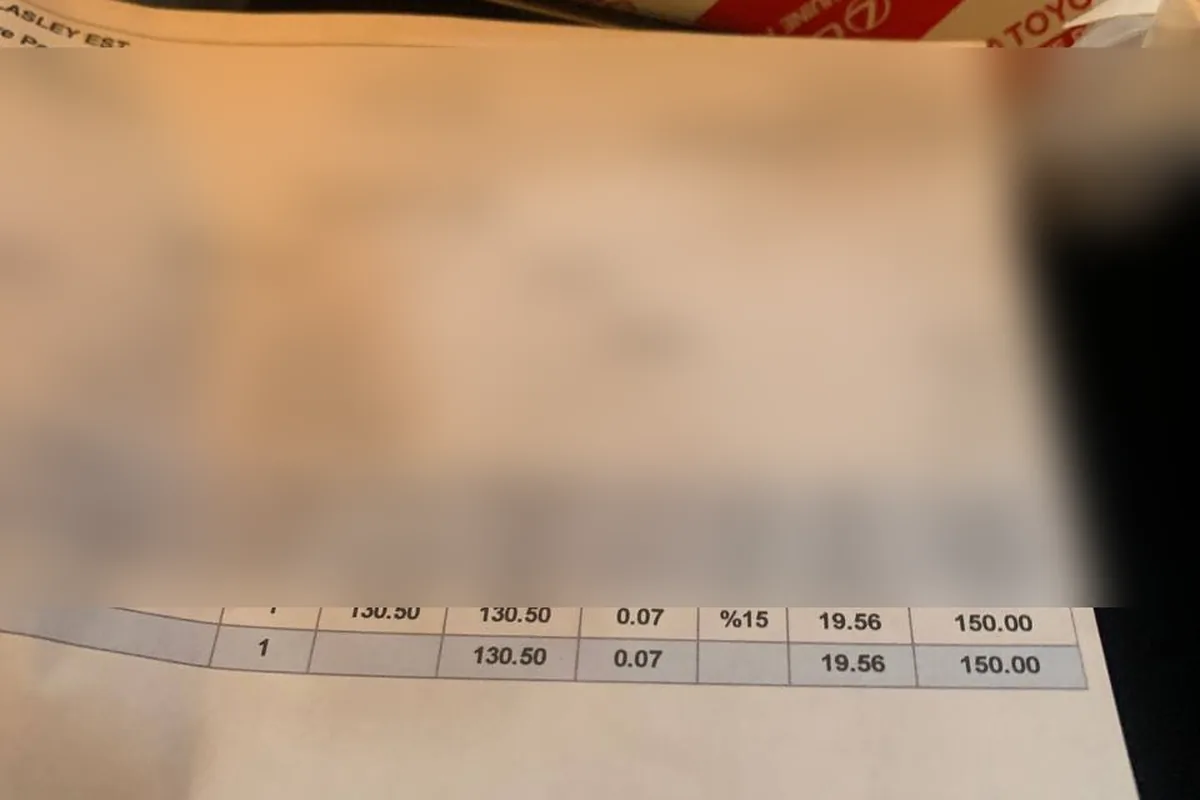 فاتورة محل قطع لفلتر 17801-25020: السعر 130.50 قبل الضريبة و150 ريالاً معها. اسم المشتري مخفي.