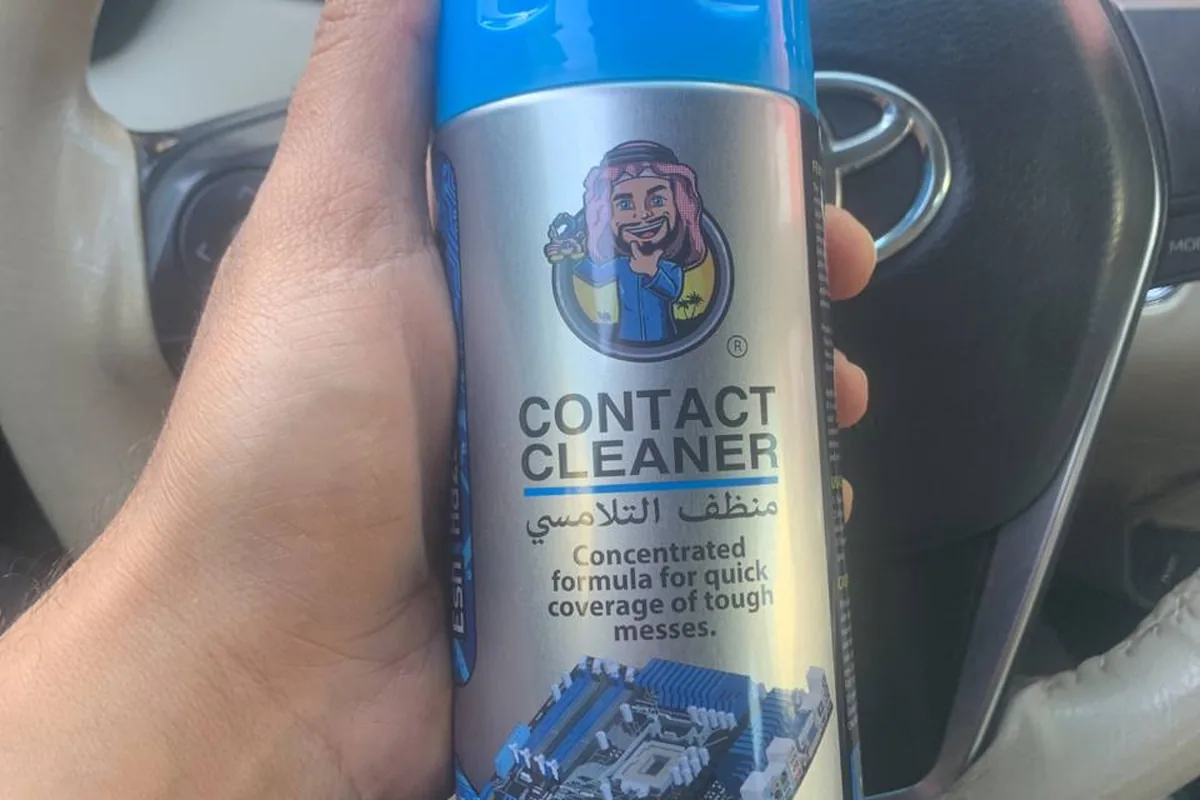 بخاخ منظف التلامس (Contact Cleaner) الذي يستخدمه أحد الملاك لتنظيف حساس الهواء.