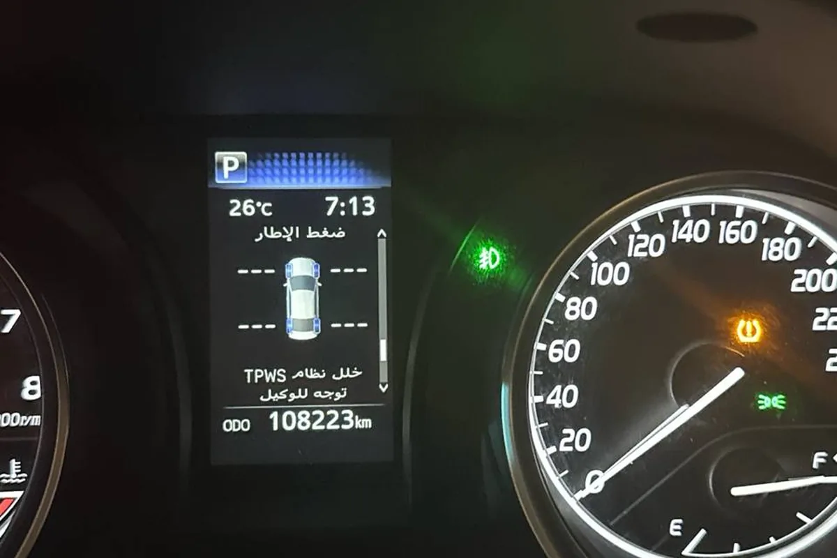 كامري على ممشى 108 آلاف: «خلل نظام TPWS توجه للوكيل»، ومعه توقف الريموت عن الفتح والقفل. الرد: شيّك بطارية الريموت، ومالك آخر يقول إن لمبته مولعة من 4 سنوات.