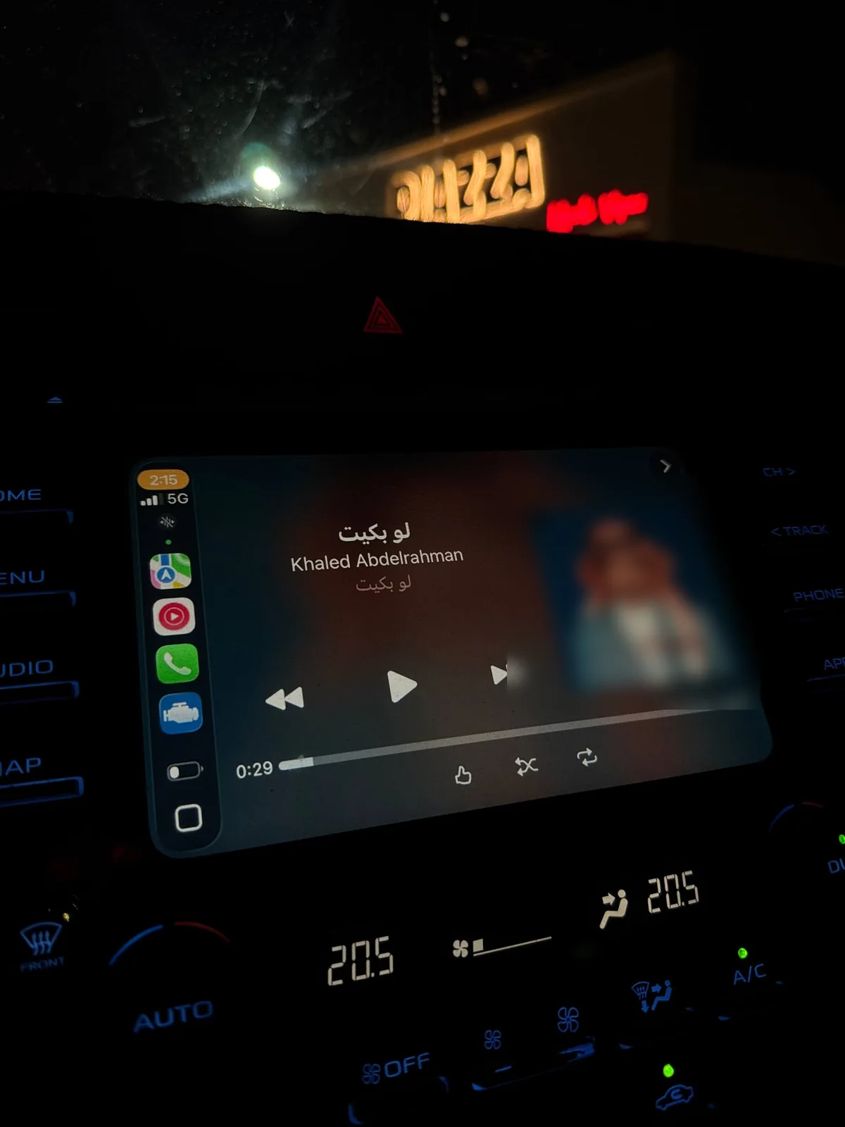 شاشة الفئة العليا في كامري 2019 تعرض Apple CarPlay وتحتها أزرار المكيف