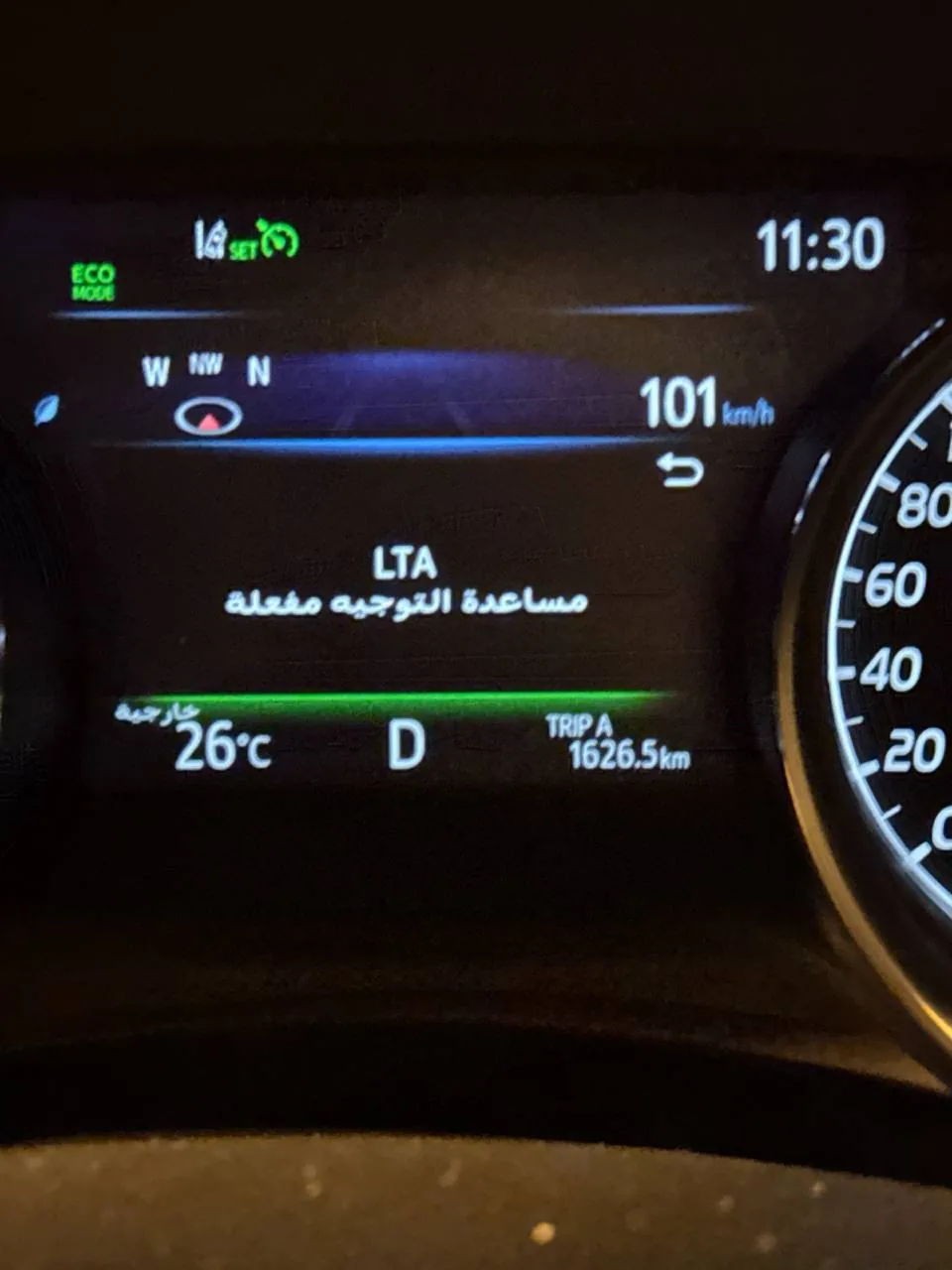 طبلون كامري يعرض رسالة LTA مساعدة التوجيه مفعلة والسرعة 101 كم/س