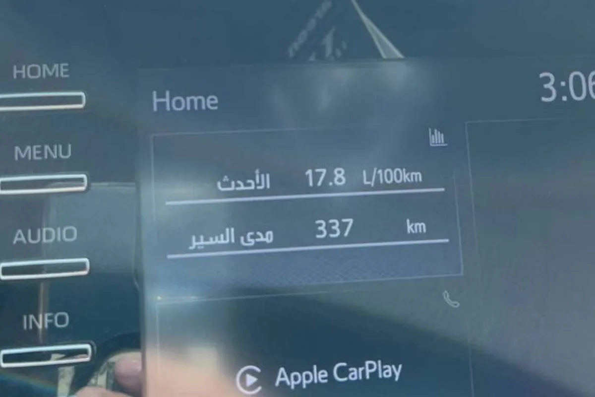 شاشة كامري V6 2023 تقريباً فل: 17.8 لتر لكل 100 كيلو ومدى 337 كيلو. الرد الذي جاءه: صفّر حساب الصرفية من الطبلون، لأن الوقوف والمكينة شغالة يرفعها كثيراً.