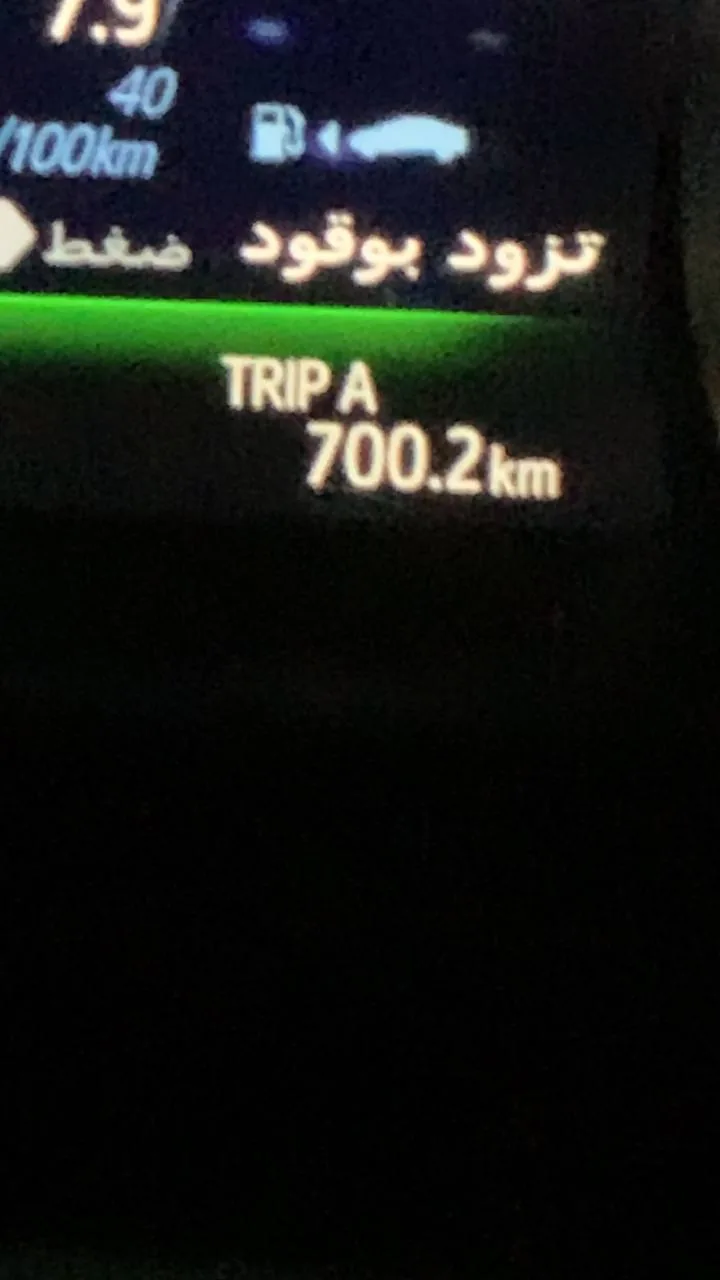 شاشة العداد في كامري ست سلندر تعرض مسافة 700.2 كم في Trip A
