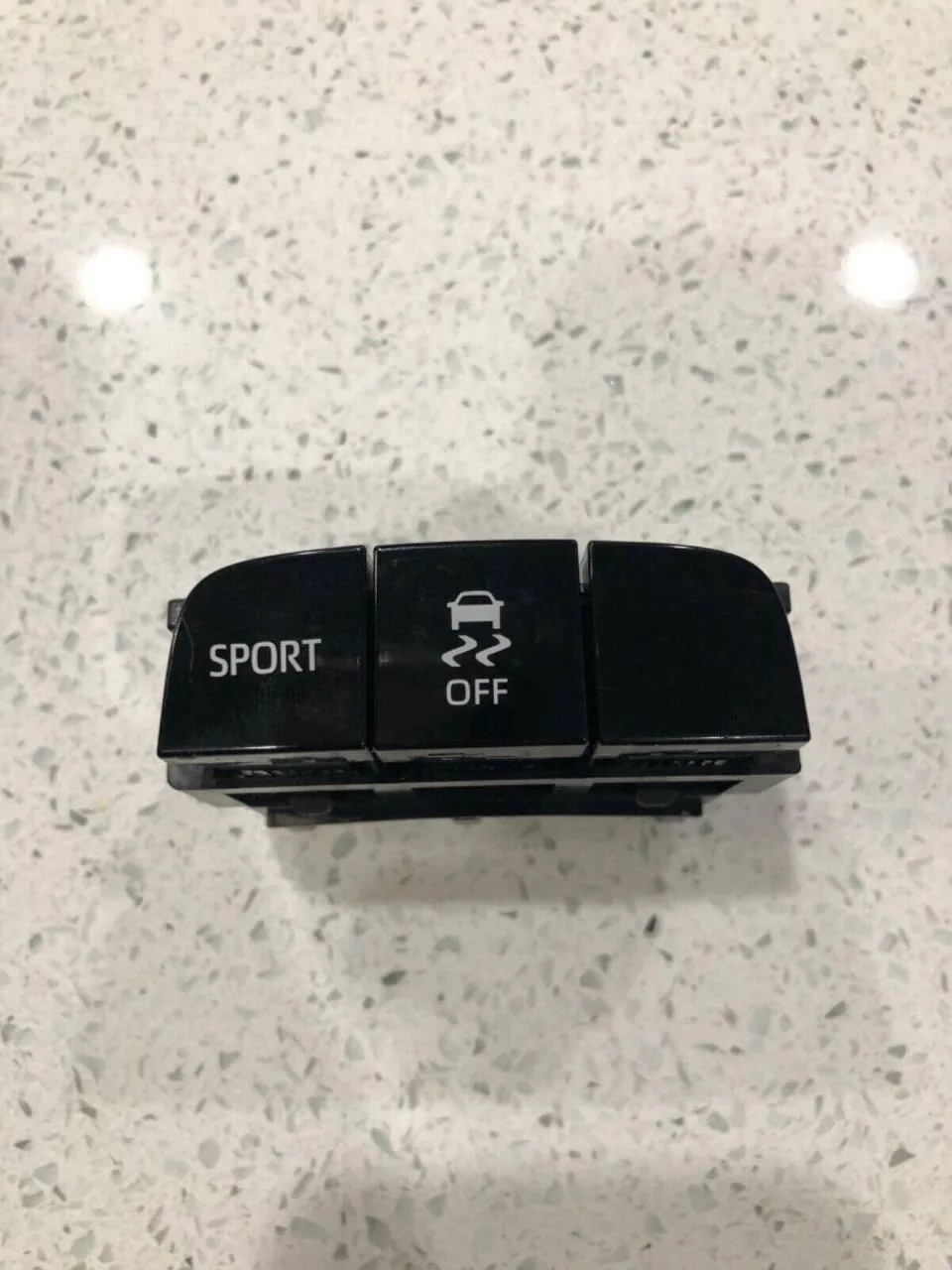قطعة أزرار فيها زر SPORT وزر إطفاء نظام الثبات